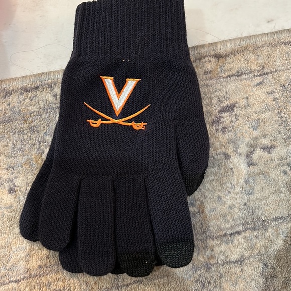 NWT UVA Pom Pom Hat and matching gloves - Picture 5 of 7